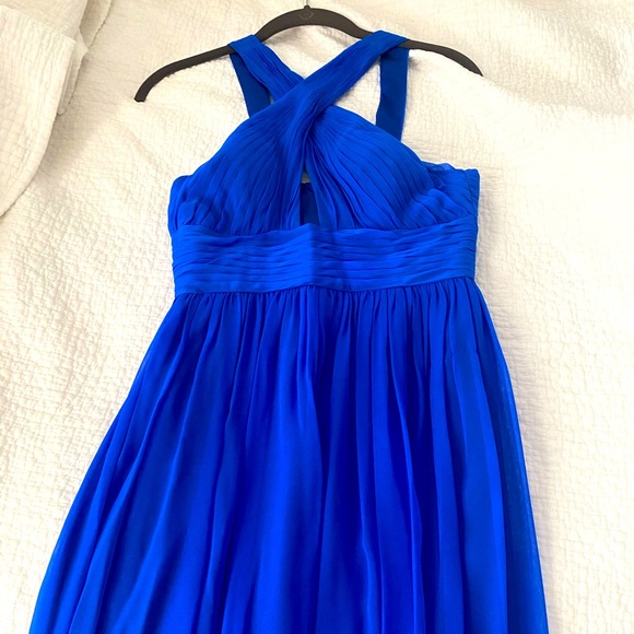 Aidan Mattox Pleated Silk Chiffon Halter Neck Gown in Blue. Size 0 - Picture 4 of 7